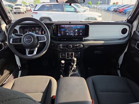 Used 2025 Jeep Wrangler Unlimited Sahara AWD/4WD image 17