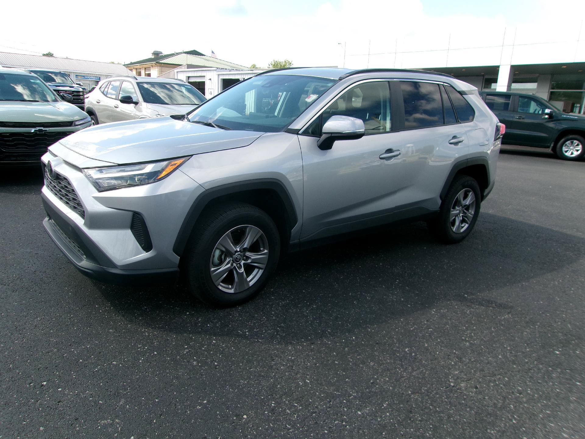 Used 2025 Toyota RAV4 XLE FWD image 1