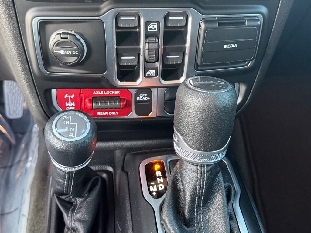 Used 2025 Jeep Gladiator Mojave w/ Convenience Group AWD/4WD image 32