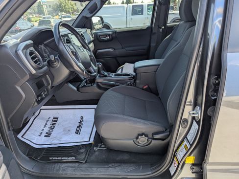 Used 2018 Toyota Tacoma TRD Off-Road w/ Technology Package AWD/4WD image 12