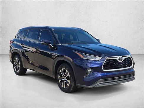 Used 2021 Toyota Highlander XLE FWD image 3