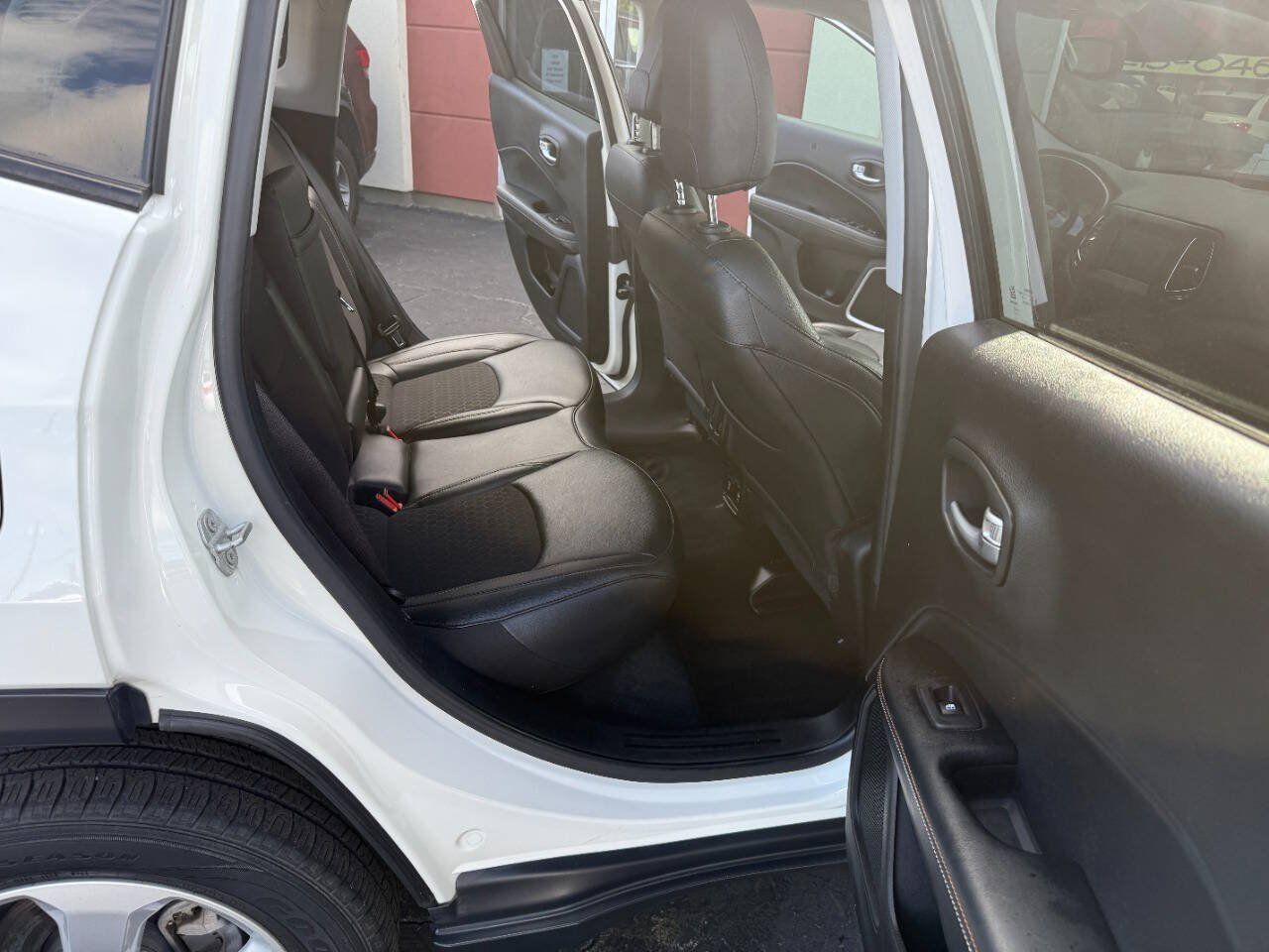 Used 2019 Jeep Compass Latitude w/ Cold Weather Group AWD/4WD image 15