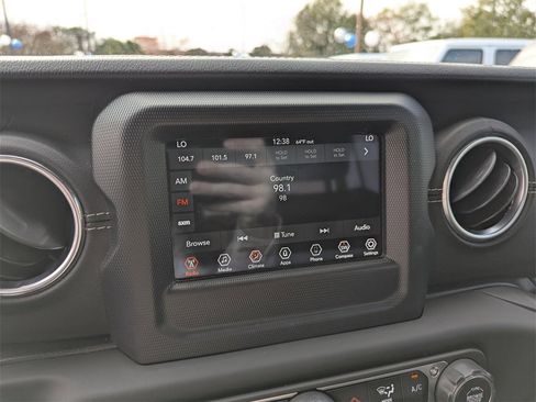 Used 2018 Jeep Wrangler Unlimited Sahara image 25