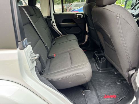 Used 2019 Jeep Wrangler Unlimited Sahara w/ Cold Weather Group AWD/4WD image 12