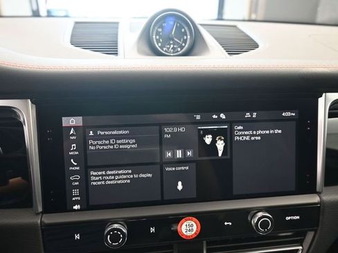 Certified 2025 Porsche Macan image 15