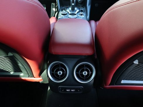 Used 2022 Alfa Romeo Giulia Veloce image 24