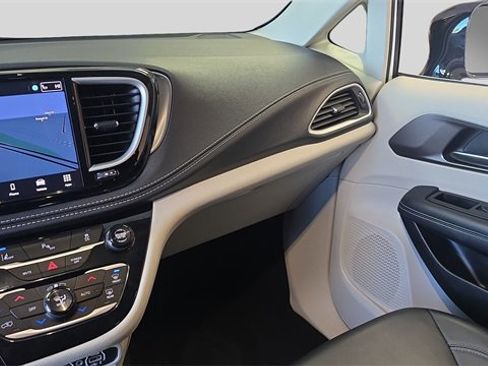 Used 2024 Chrysler Pacifica Select image 25