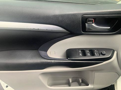 Used 2019 Toyota Highlander XLE FWD image 9