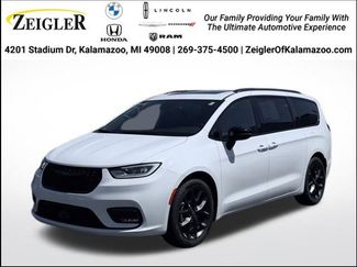 Used 2025 Chrysler Pacifica Limited FWD video 1