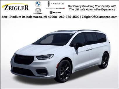 Used 2025 Chrysler Pacifica Limited