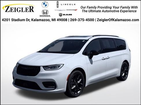 Used 2025 Chrysler Pacifica Limited FWD image 1