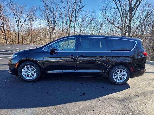 Used 2024 Chrysler Pacifica Touring-L FWD image 5