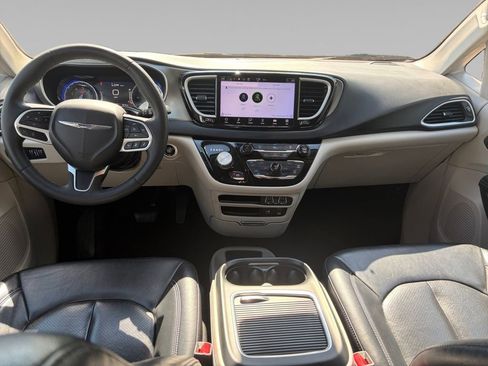 Used 2022 Chrysler Pacifica Touring-L FWD image 11