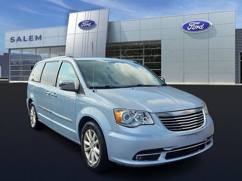 Used 2016 Chrysler Town & Country Limited Platinum FWD image 1