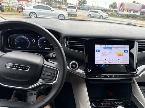 Used 2022 Jeep Wagoneer Series III image 11