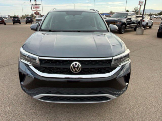 Used 2022 Volkswagen Taos SE FWD image 2