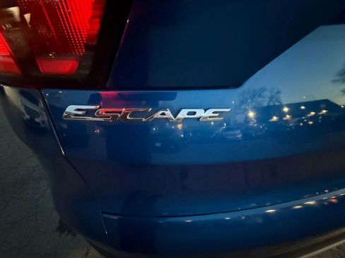 Used 2017 Ford Escape Titanium w/ Equipment Group 301A AWD/4WD image 17