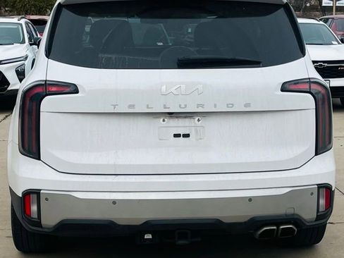 Used 2024 Kia Telluride EX w/ EX Captain's Chair Package image 4