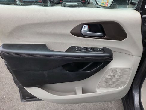 Used 2017 Chrysler Pacifica Touring-L FWD image 7