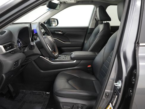 Used 2023 Toyota Highlander XLE image 27