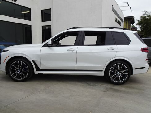 Used 2024 BMW X7 xDrive40i w/ M Sport Package AWD/4WD image 3
