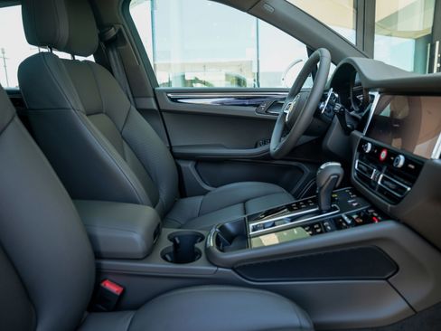 New 2026 Porsche Macan image 33