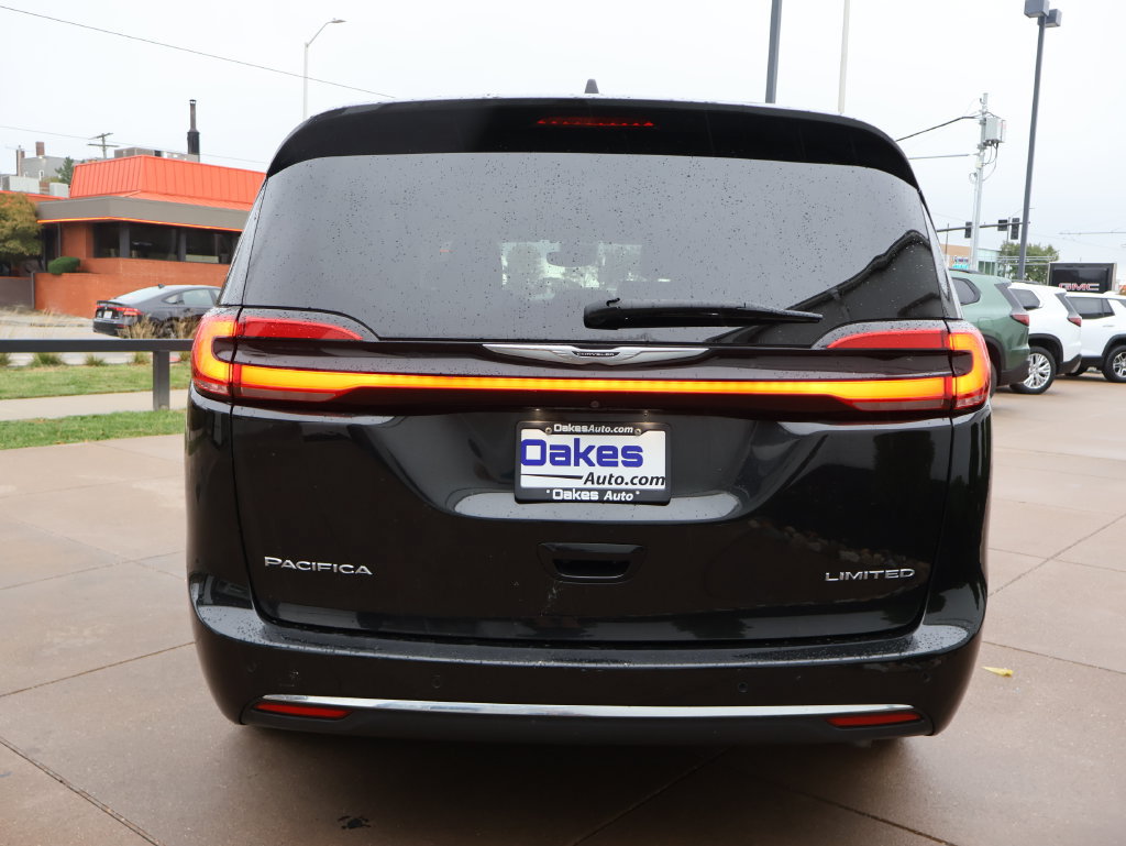 Used 2023 Chrysler Pacifica Limited FWD image 6