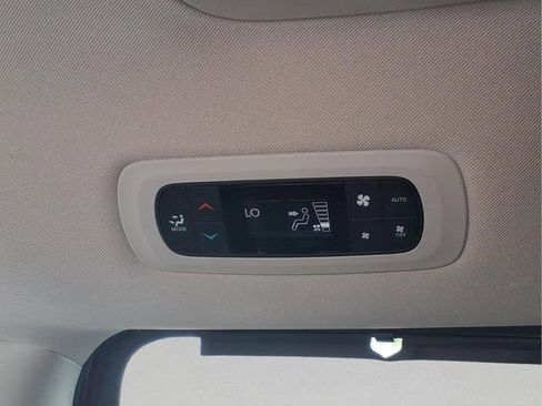 Used 2021 Chrysler Pacifica Touring-L w/ Uconnect Theater Family Group FWD image 21