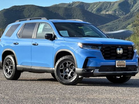 Used 2025 Honda Pilot TrailSport image 2
