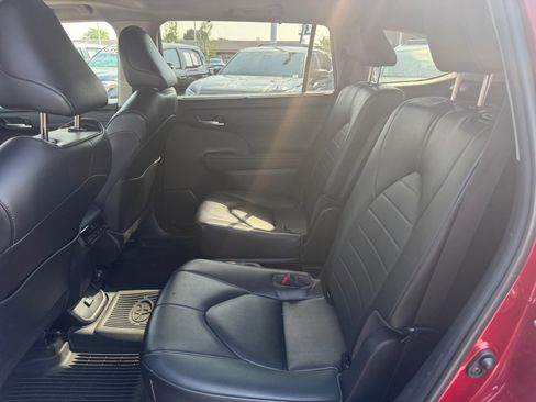 Used 2023 Toyota Highlander XLE AWD/4WD image 17