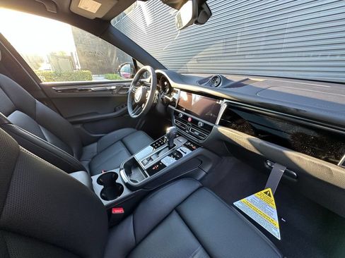 Certified 2026 Porsche Macan AWD/4WD image 37