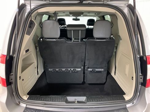 Used 2014 Chrysler Town & Country Touring-L image 21