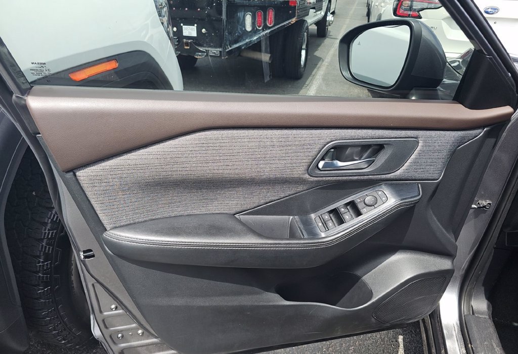 Used 2021 Nissan Rogue SV FWD image 11