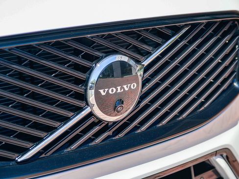 Certified 2026 Volvo XC60 B5 Plus w/ Climate Package PRO AWD/4WD image 13