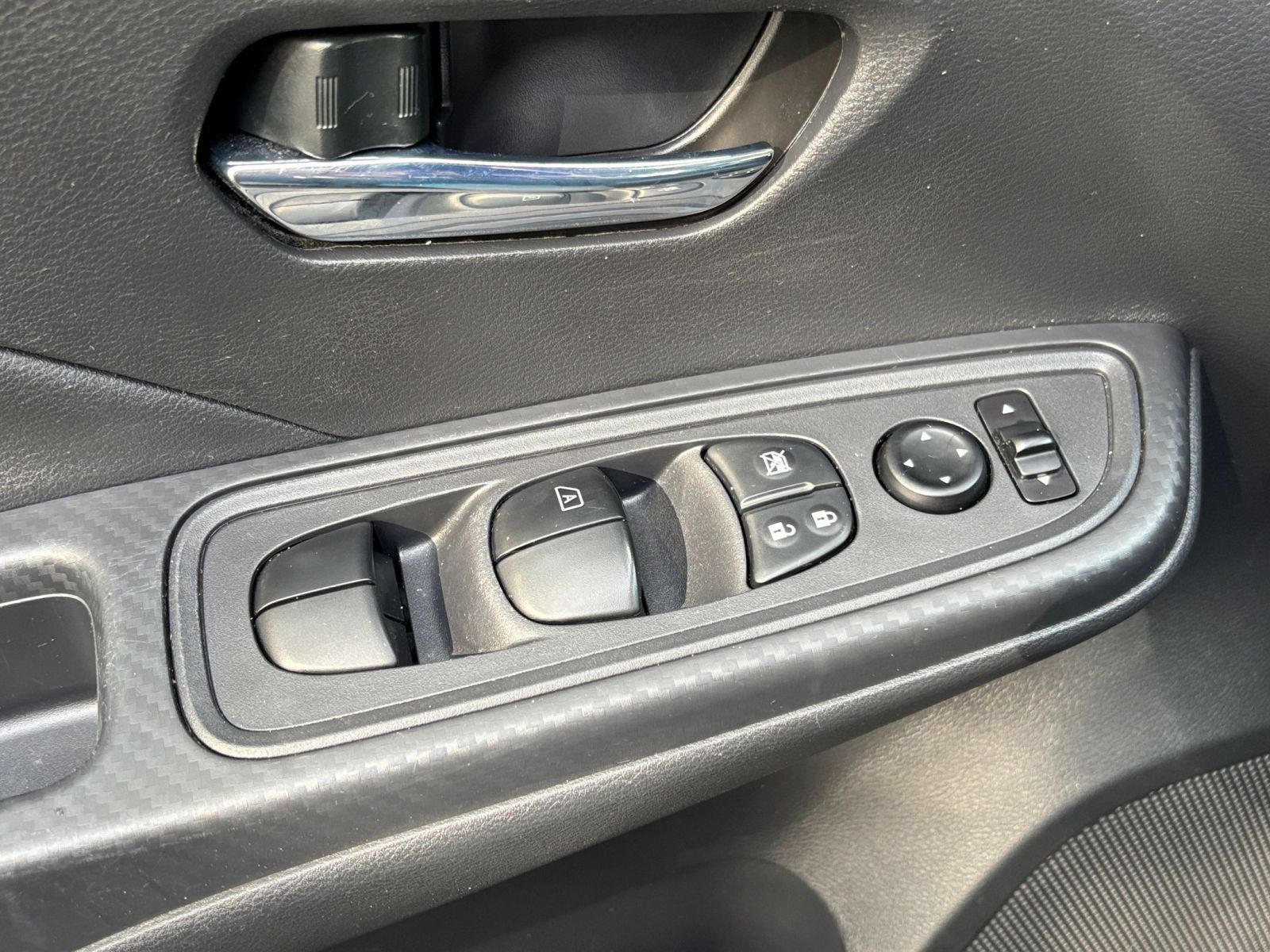 Used 2025 Nissan Versa SV FWD image 18