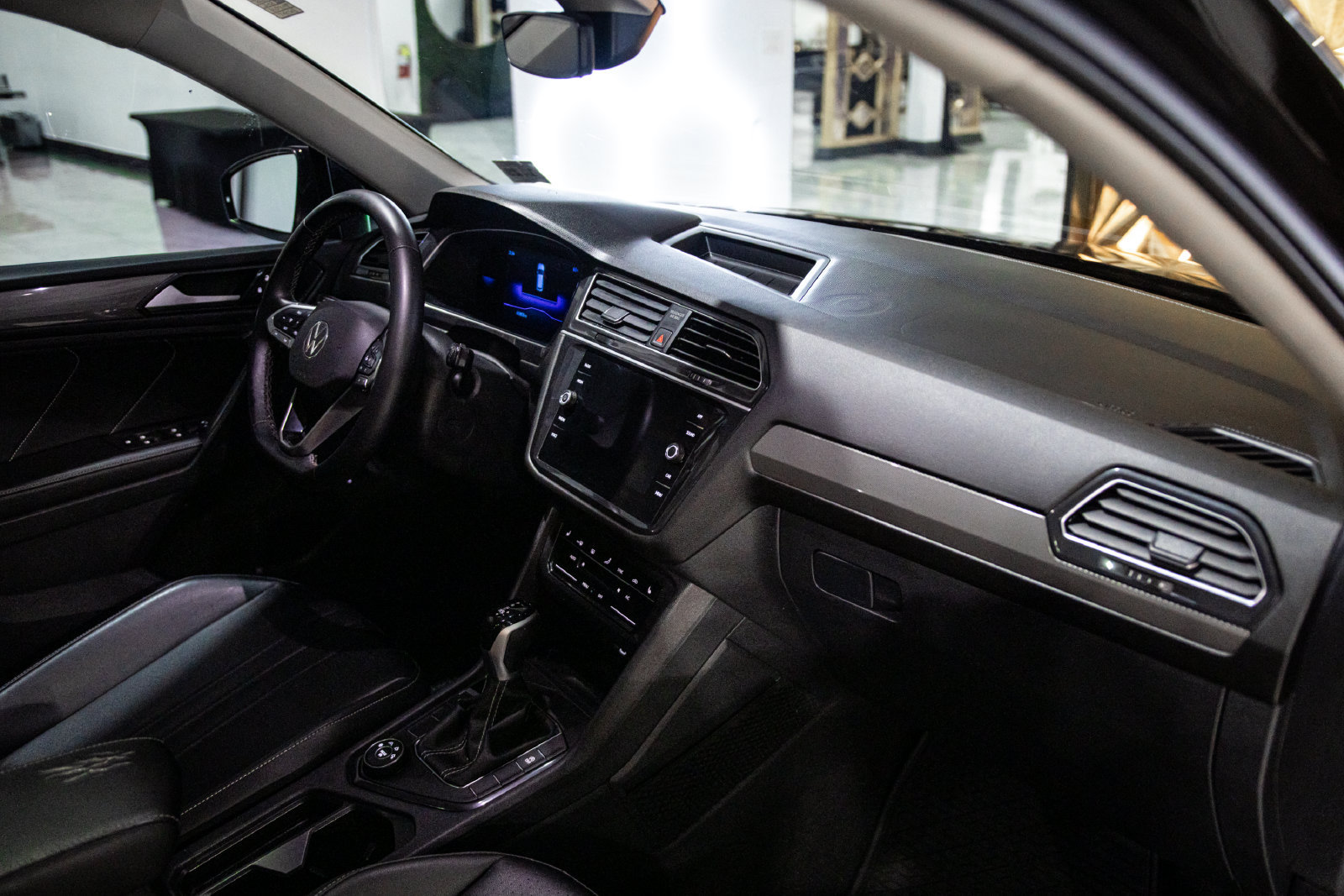 Used 2024 Volkswagen Tiguan SE AWD/4WD image 13