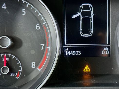 Used 2016 Volkswagen Golf S image 12