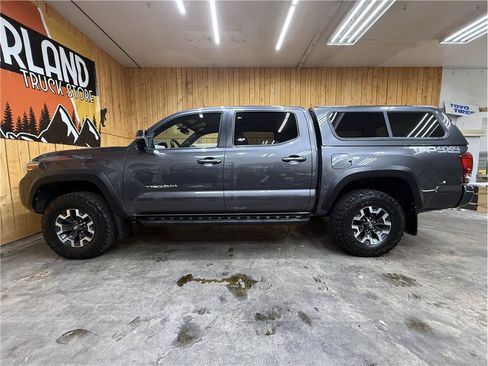 Used 2017 Toyota Tacoma TRD Off-Road AWD/4WD image 14