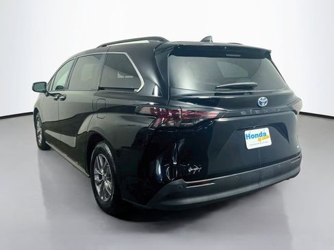 Used 2025 Toyota Sienna XLE FWD image 7