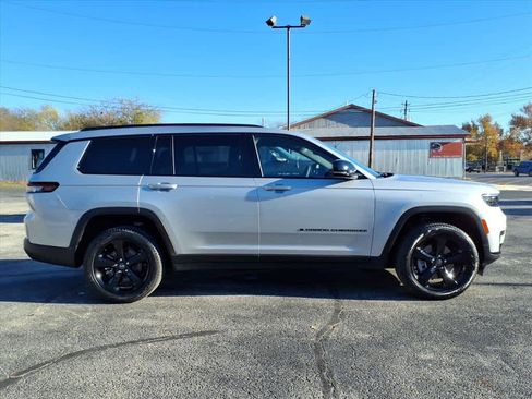 Used 2025 Jeep Grand Cherokee L Limited w/ Black Appearance Package image 23