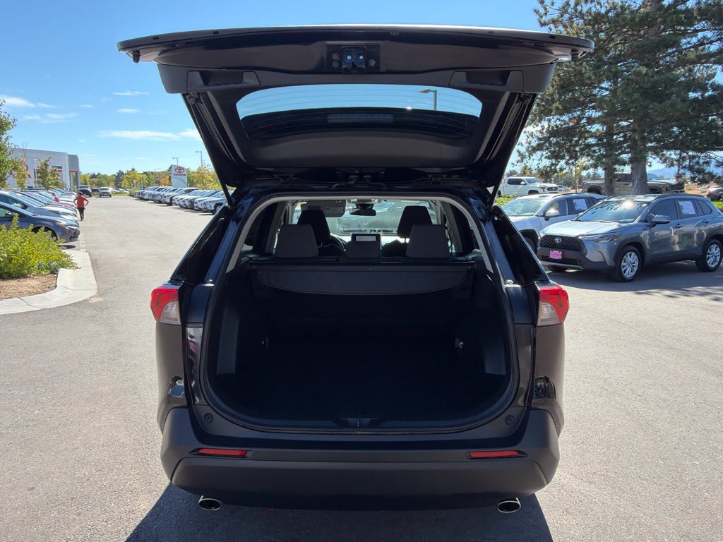 Used 2025 Toyota RAV4 XLE AWD/4WD image 17
