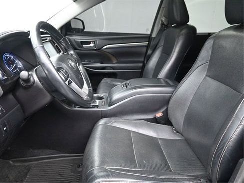 Used 2017 Toyota Highlander Limited image 16