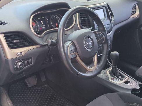 Used 2016 Jeep Cherokee Latitude w/ Cold Weather Group AWD/4WD image 2