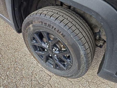 Used 2024 Jeep Grand Cherokee Altitude AWD/4WD image 5