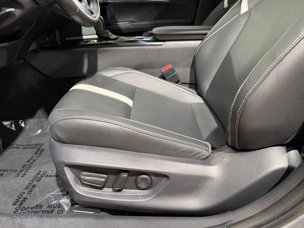 Used 2025 Toyota Camry SE w/ Convenience Package AWD/4WD image 13