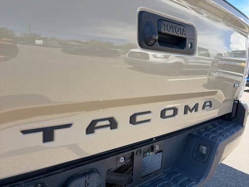 Used 2019 Toyota Tacoma Limited AWD/4WD image 4