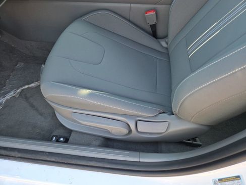 Used 2025 Hyundai Elantra SEL FWD image 11
