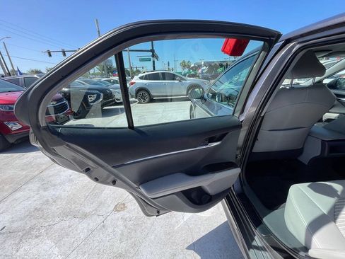 Used 2021 Toyota Camry SE FWD image 12