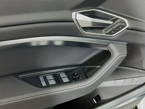 Used 2024 Audi Q8 e-tron Premium Plus image 20