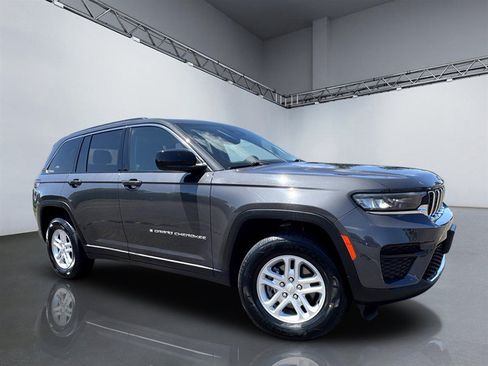 Used 2023 Jeep Grand Cherokee Laredo AWD/4WD image 28